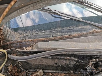 Уплотнитель лобового стекла на Mercedes C126 SEC