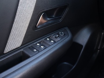 Citroen C4 III SUV 1.2 PureTech 156KM 2021 Citroen C4 1.2 PureTech, Salon Polska, Serwis ASO, zdjęcie 17