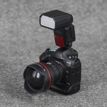 Цифровая зеркальная фотокамера и объектив масштаба 1/6, набор на 12 человек