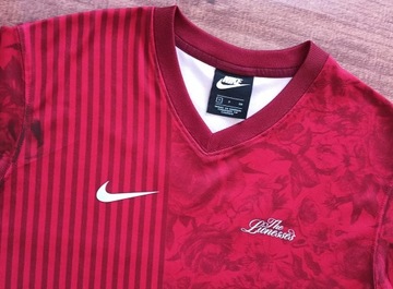 Nike NSW LIONESSES PREMIUM DRESS RED Sukienka sportowa duże LOGO S