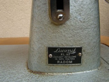 Zabytkowa maszyna do szycia w zabudowie Łucznik 82