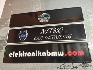 Полированная алюминиевая доска с напечатанным на ней дизайном.