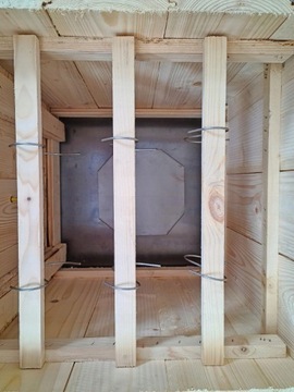 ДЕРЕВЯННАЯ САДОВАЯ КОПИЛКА С ПОЛКОЙ