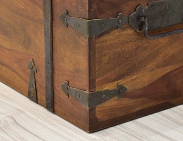 Индийский колониальный сундук из массива дерева, светло-коричневого цвета.