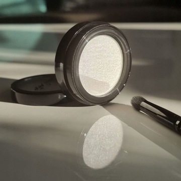 ТЕНИ ДЛЯ ВЕК ЖЕМЧУЖНО-БЕЛЫЕ ГЛЯНЦЕВЫЕ, ОДИНОЧНЫЕ ДЛЯ МАКИЯЖА ГЛАЗ № 70.