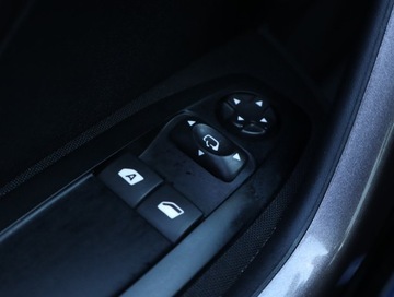 Peugeot 2008 I SUV Facelifting 1.2 PureTech 110KM 2016 Peugeot 2008 1.2 PureTech, Salon Polska, zdjęcie 16