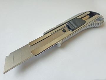 Металлический нож, нож для обоев.