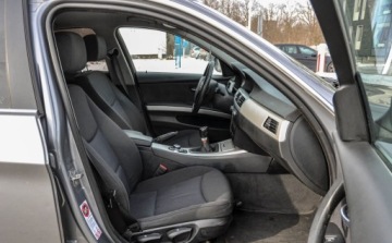 BMW Seria 3 E90-91-92-93 Limuzyna E90 318d 143KM 2009 BMW Seria 3 2,0d 2009 r. Lift iDrive 2.0 Diesel 143KM, zdjęcie 10