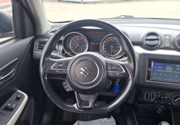 Suzuki Swift VI Hatchback Facelifting 1.2 DualJet SHVS 83KM 2021 Suzuki Swift 1.2 Dualjet SHVS Premium CVT 1.2 Benzyna 83KM, zdjęcie 8