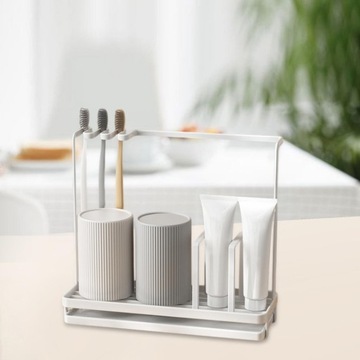 Вешалка для жидкого мыла белого цвета.