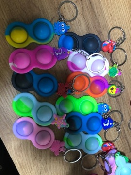 ПРОСТАЯ ИГРУШКА-АНТИСТРЕСС-БРЕЛОК С ЯМОЧКАМИ PUSH POP