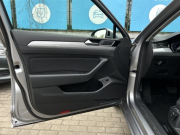 Volkswagen Passat B8 Variant Facelifting 2.0 TDI SCR 150KM 2023 Volkswagen Passat |Podgrzewana Kierownica| Masaż|, zdjęcie 9