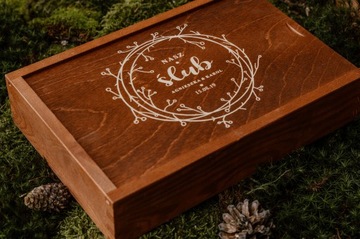 ДЕРЕВЯННАЯ КОРОБКА ДЛЯ ФОТОПРИНТОВ 15х10 ГРАВИРОВКА