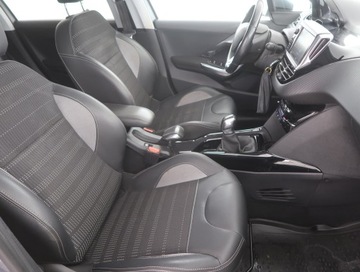 Peugeot 2008 I SUV Facelifting 1.2 PureTech 110KM 2017 Peugeot 2008 1.2 PureTech, Salon Polska, zdjęcie 8