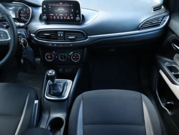 Fiat Tipo II Hatchback 1.4 T-Jet LPG 120KM 2018 Fiat Tipo 1.4 T-Jet, Salon Polska, Klima, zdjęcie 7