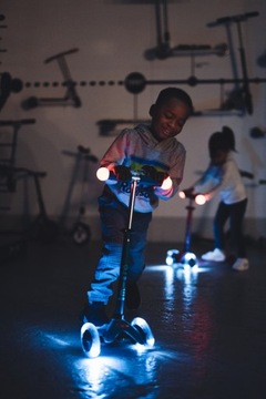 Micro - Mini Deluxe Magic Purple LED трехколесный детский самокат