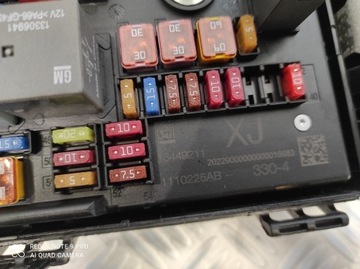SKŘÍŇKA POJISTEK OPEL ASTRA IV J