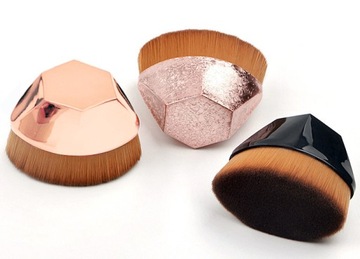 ОДИНАРНАЯ ЩЕТКА для тонального крема, очень плотная, мягкая, нет.