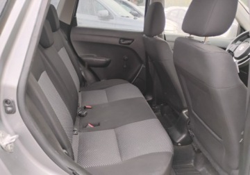 Suzuki Vitara III SUV 1.6 VVT 120KM 2016 Suzuki Vitara 2016r, 1.6 Benzyna. Uszkodzony tyl i lekko przod. Jezdzi., zdjęcie 8