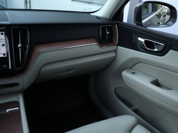 Volvo XC60 II Crossover D4 190KM 2018 Volvo XC60 D4, Salon Polska, 187 KM, 4X4, zdjęcie 7