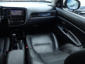 Mitsubishi Outlander III SUV Facelifting 2015 2.2 DI-D 150KM 2016 Mitsubishi Outlander 2.2 DI-D, 4X4, 7 miejsc, zdjęcie 7