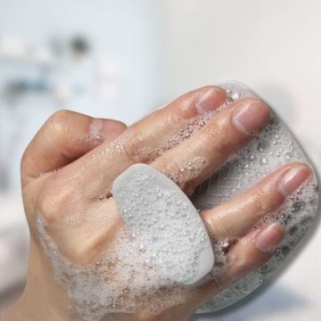 Силиконовая мочалка для тела с массажной ручкой