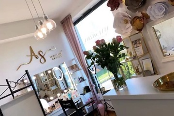 Логотип в виде буквы из плексигласа, золотое серебряное зеркало