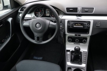 Volkswagen Passat B7 Variant 1.6 TDI CR DPF BlueMotion 105KM 2012 VW Passat 1.6 TDI, VAT 23%, Klima, Parktronic,ALU, zdjęcie 6