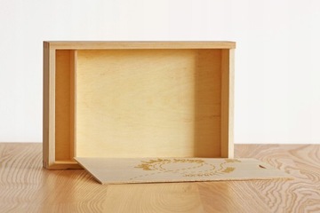 Коробка с гравировкой для фотографий 15х21 с отделением.