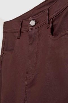 Woskowane spodnie typu rurki XL od MOODO