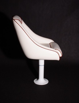 Кресло для яхты с обивкой из водонепроницаемой кожи.