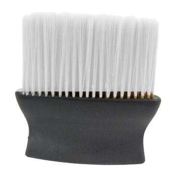 Щетка для чистки салона автомобиля. Белый инструмент для чистки щелей.