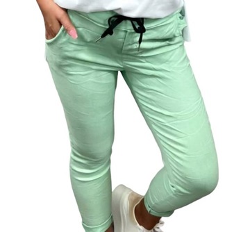 Брюки больших размеров со складками разных цветов.