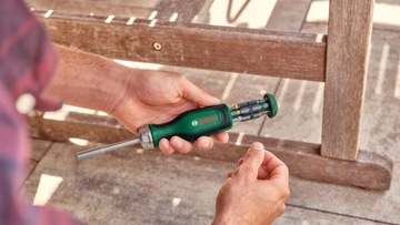 Ручная отвертка с трещоткой + 12 бит BOSCH.