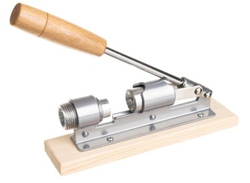 ЩЕЛКУНЧИК НА ДЕРЕВЯННОЙ ПОДСТАВКЕ ПРОЧНАЯ СТАЛЬНАЯ РЕГУЛИРУЕМАЯ