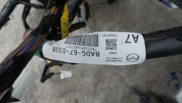 INSTALACE POD DESKA    ROZDĚLOVAČE MAZDA 3 STOJAN BADG-67-030B