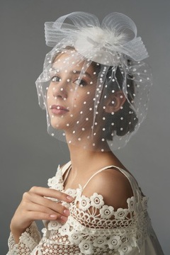 Fascynator toczek stroik na głowę retro woalka