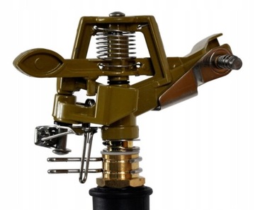 Металлический пульсирующий садовый ороситель на подставке.