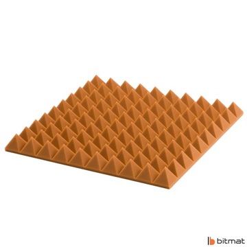 Акустический коврик, поглотитель эха, реверберация, на коричневой стене из звукоизоляционного пенопласта