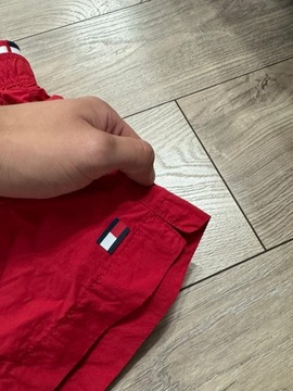 TOMMY HILFIGER TH SZORTY PLAŻOWE PIĘKNE CZERWONE LOGO M