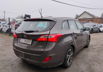 Hyundai i30 II 2015 Hyundai i30 2015r. 1.6 CRDI. Uszkodzony tyl i lekko lewy przod. Jezdzi., zdjęcie 3