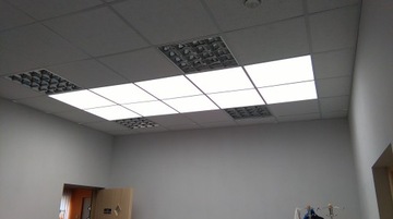 Sufit podwieszany z poliwęglanu komorowego 10mm + laminat NRO, 595x595mm