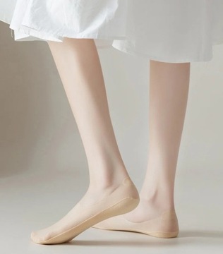 Женские тонкие ножки телесного цвета с силиконом, бежевые.
