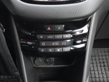 Peugeot 2008 I SUV Facelifting 1.2 PureTech 110KM 2017 Peugeot 2008 1.2 PureTech, Salon Polska, Navi, zdjęcie 11