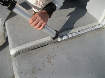 Uszczelniacz dekarski POLIURETANOWY UV100% HyperSeal Expert 150 Brąz 600ml