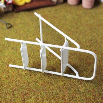 Миниатюрная лестница с широкой педалью белого цвета.