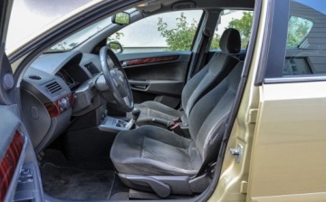 Opel Astra H Hatchback 5d 1.6 Twinport ECOTEC 105KM 2004 Opel Astra 1,6 Salon PL 1.6 Benzyna 105KM, zdjęcie 6