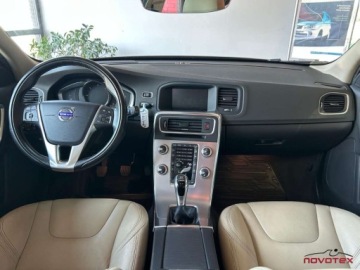 Volvo V60 I Kombi Facelifting 2.0 D2 DRIVE-E 120KM 2017 Volvo V60 D2 Summumxenon TFTACCBLISskora alu17bezwypadek serwis ASO Volvo, zdjęcie 16