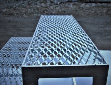 Ступеньки металлические, оцинкованные, противоскользящая решетка 120х28см.