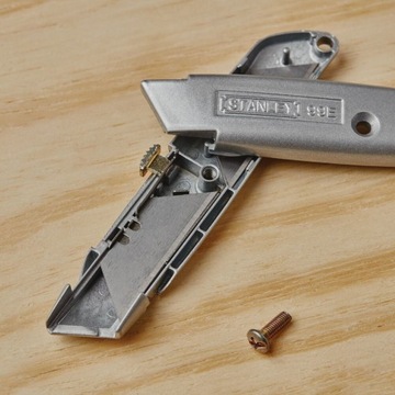Нож STANLEY 99E, трапециевидное лезвие, 3 лезвия 2-10-09
